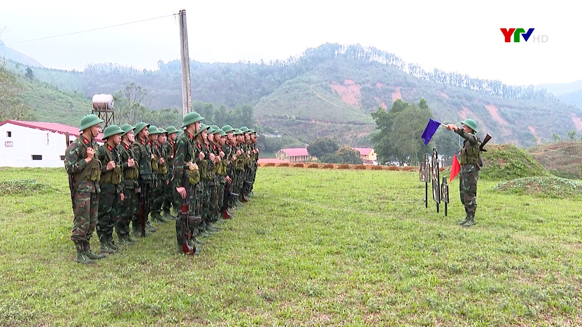 Trên thao trường huấn luyện chiến sỹ mới