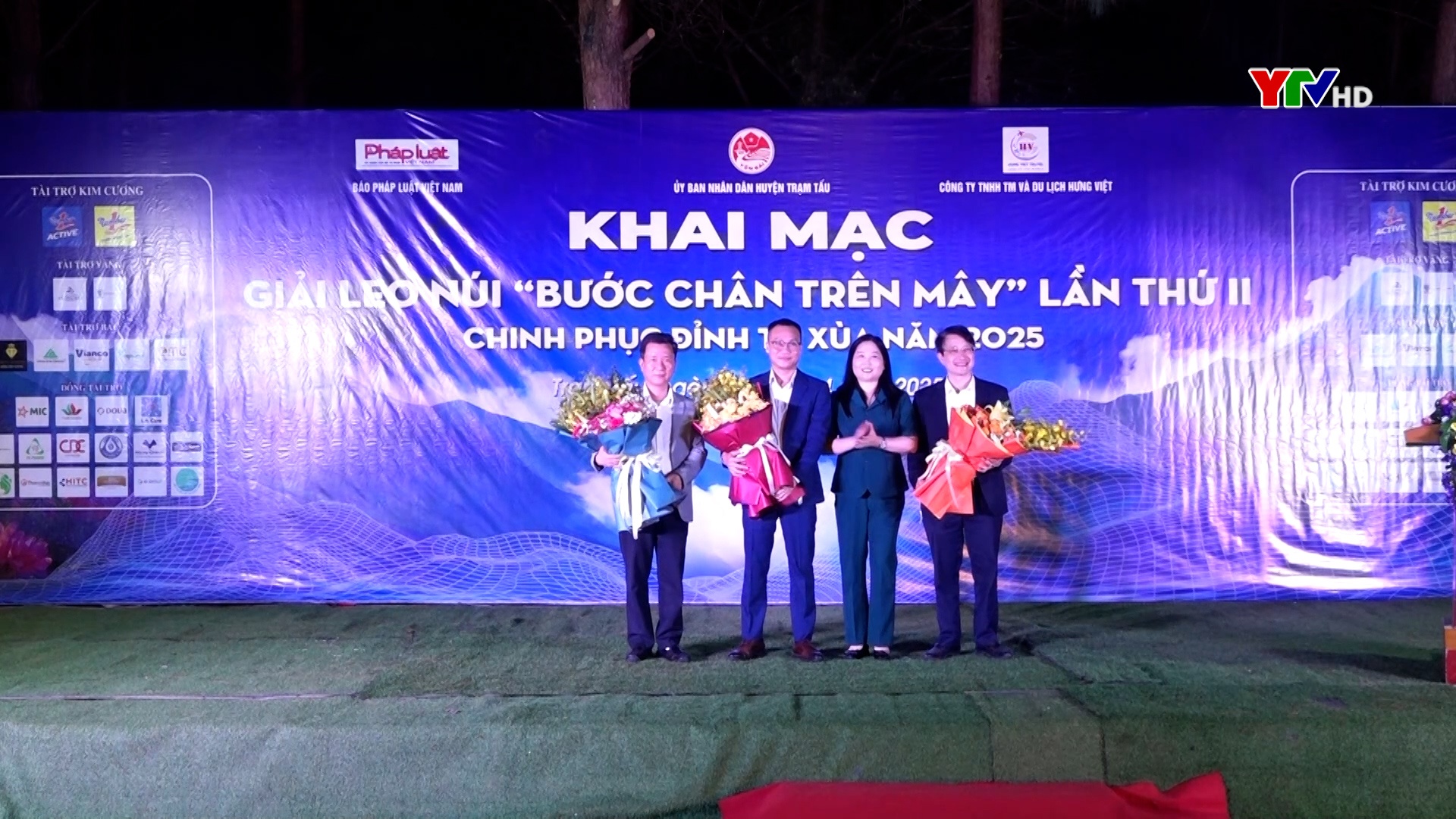 Trên 100 nhà báo tham gia Giải leo núi "Bước chân trên mây” chinh phục đỉnh Tà Xùa, huyện Trạm Tấu năm 2025