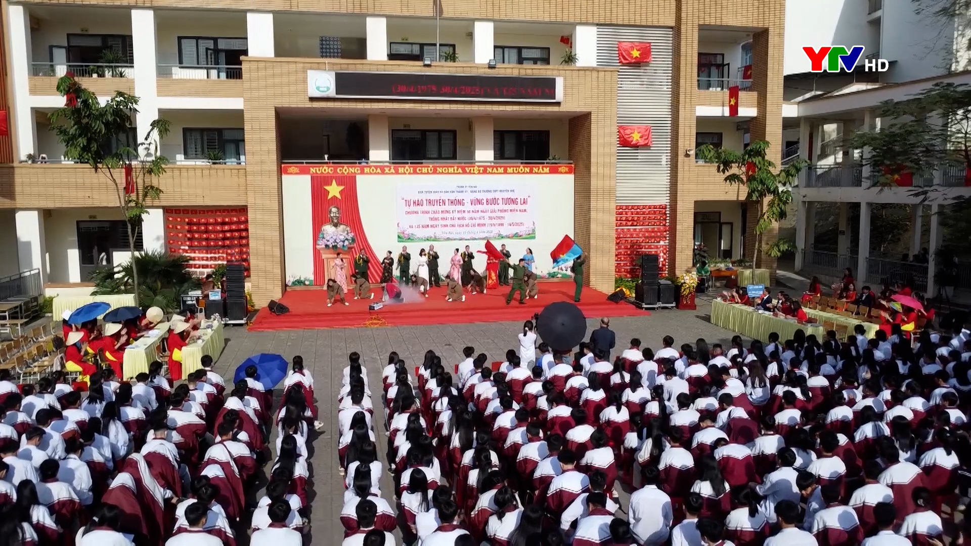 Chương trình “Tự hào truyền thống - Vững bước tương lai” tại trường THPT Nguyễn Huệ