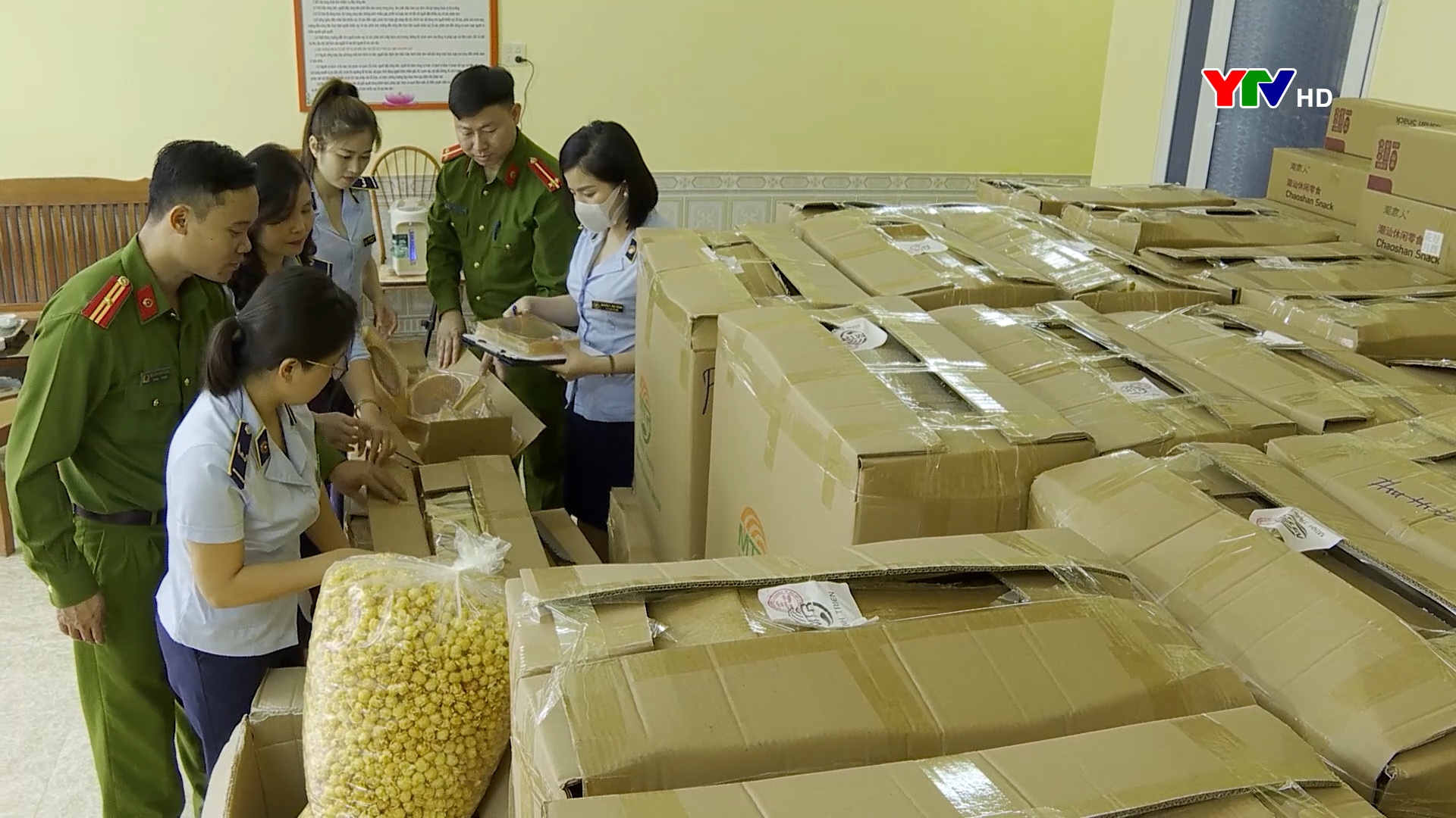 Yên Bái: Bắt giữ 120 thùng bánh trung thu nhập lậu