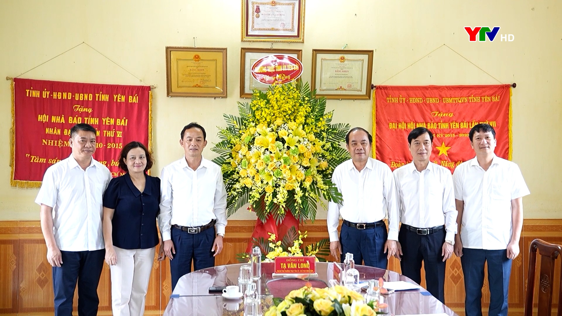 Đồng chí Phó Bí thư Thường trực Tỉnh ủy Tạ Văn Long chúc mừng Hội Nhà báo tỉnh nhân kỷ niệm 75 Ngày thành lập Hội Nhà báo Việt Nam