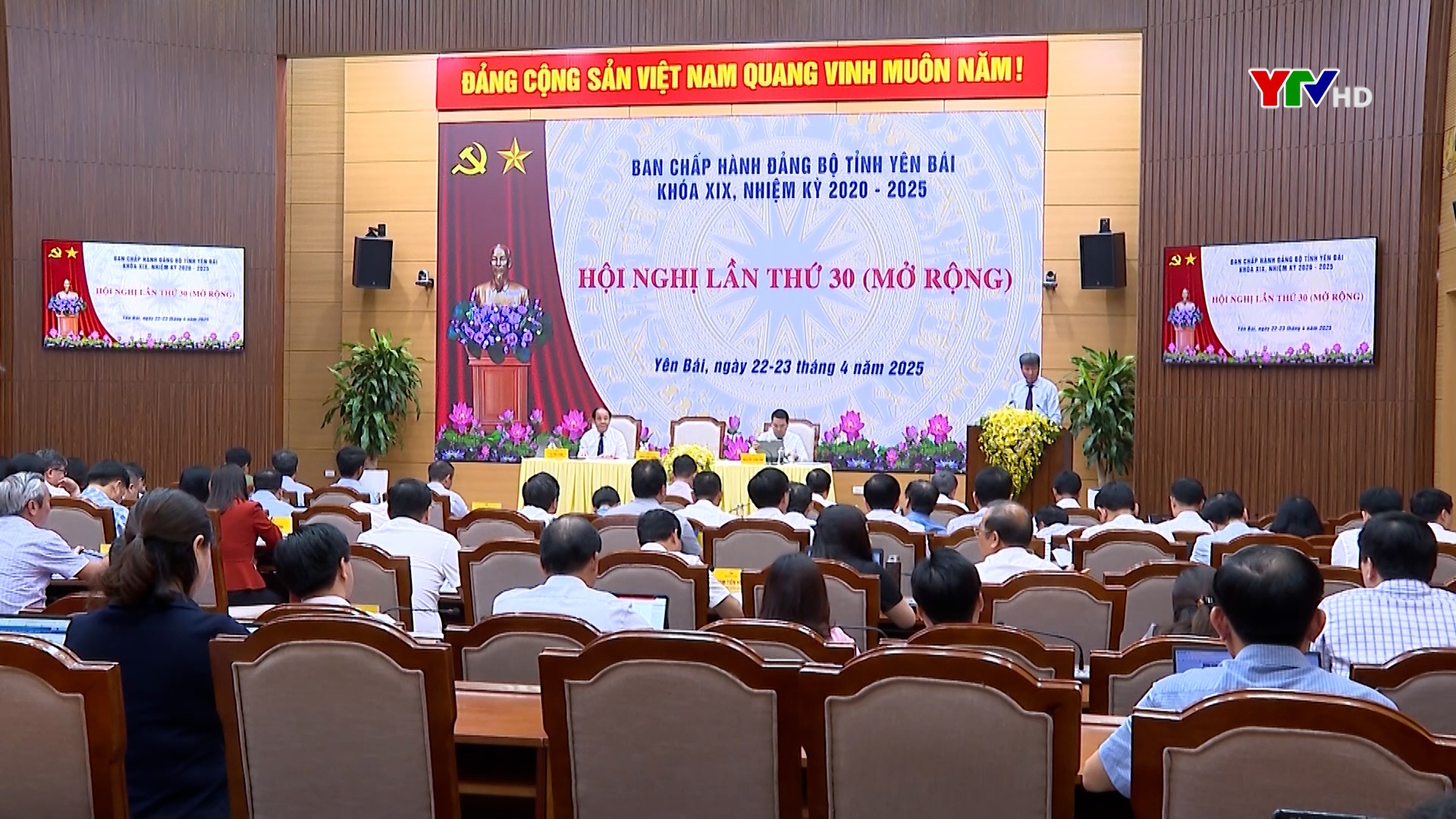Hội nghị BCH Đảng bộ tỉnh lần thứ 30 (mở rộng): Đồng chí Bí thư Tỉnh ủy Trần Huy Tuấn giải trình ý kiến thảo luận của các đại biểu