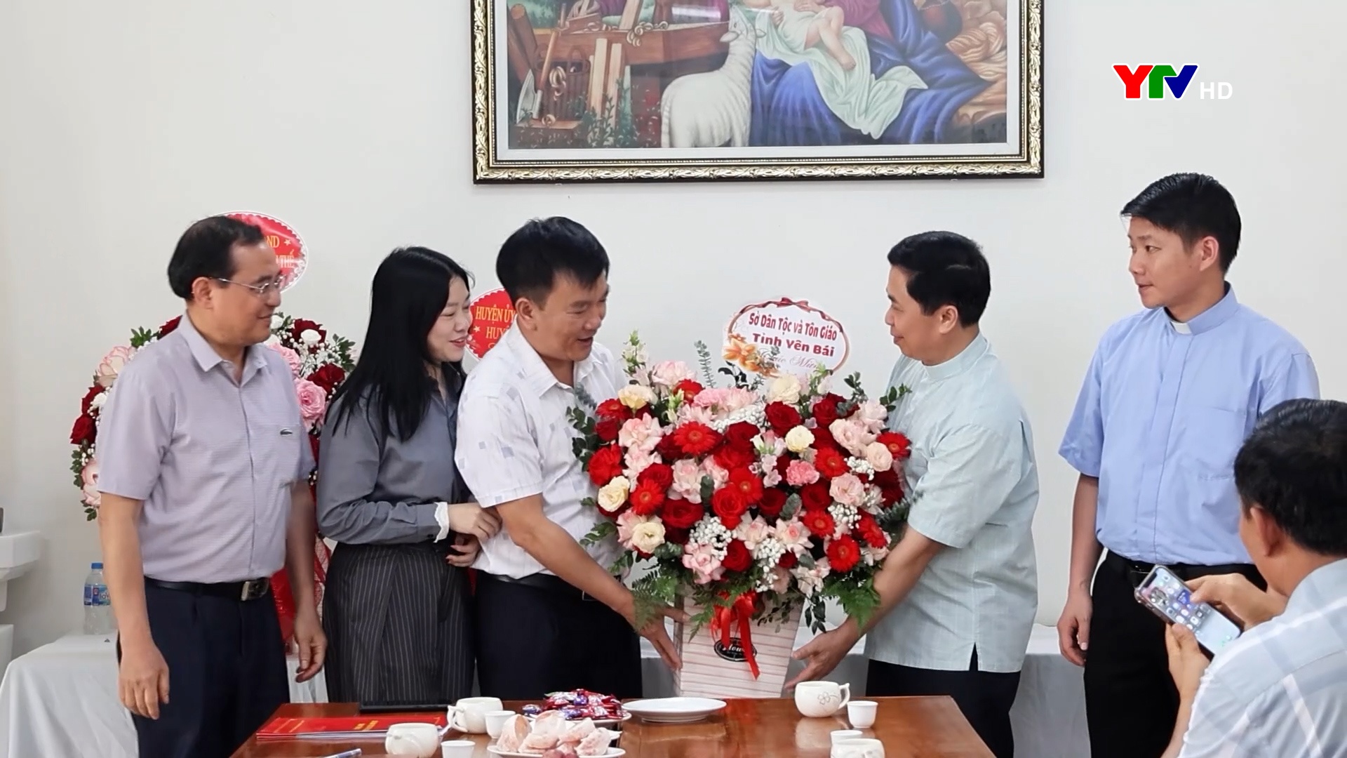 Đoàn công tác của tỉnh thăm, tặng quà giáo xứ Lục Yên nhân lễ Phục sinh