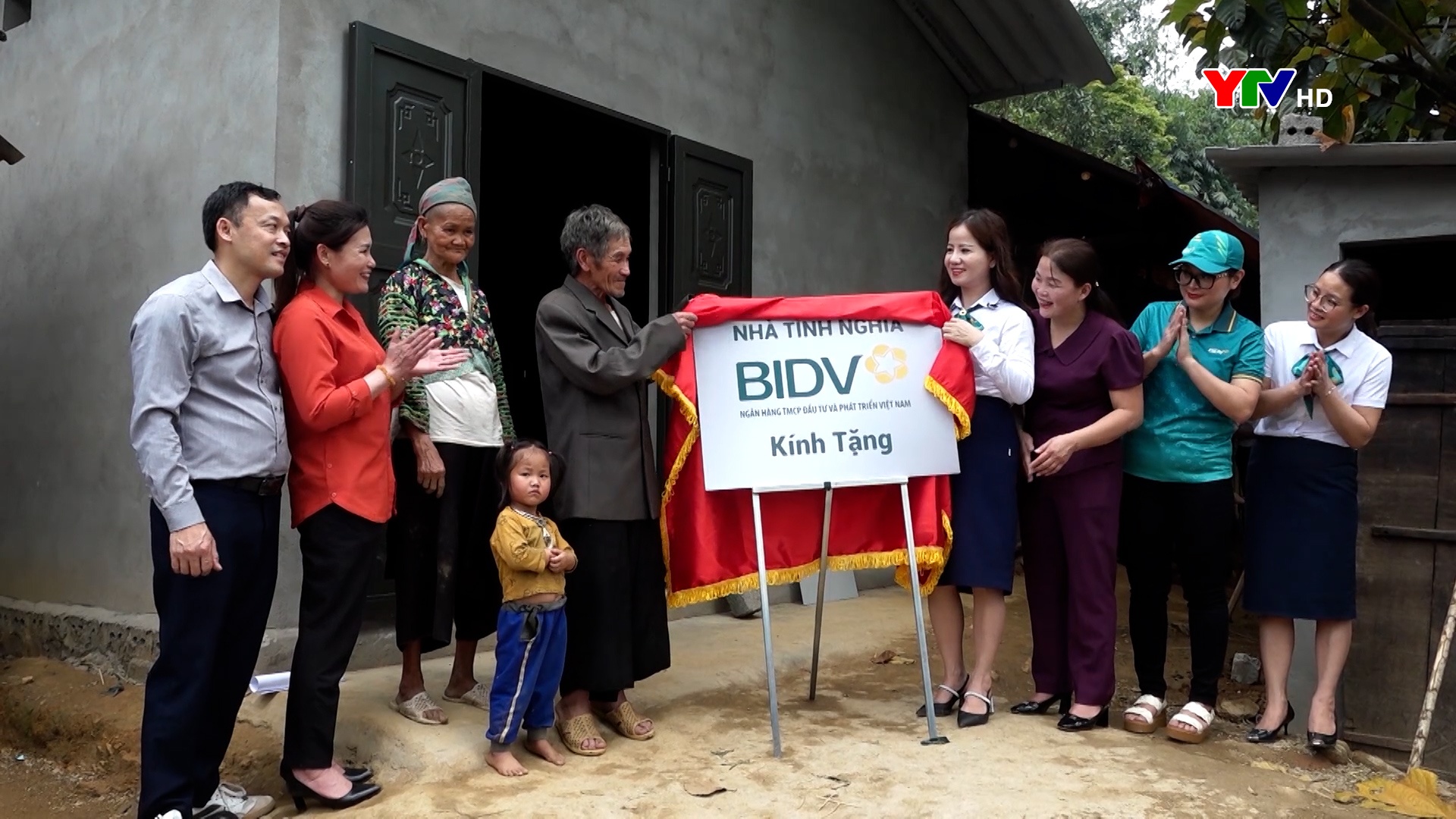 BIDV chi nhánh Yên Bái bàn giao 2 nhà đại đoàn kết cho hộ nghèo tại xã Cát Thịnh, huyện Văn Chấn