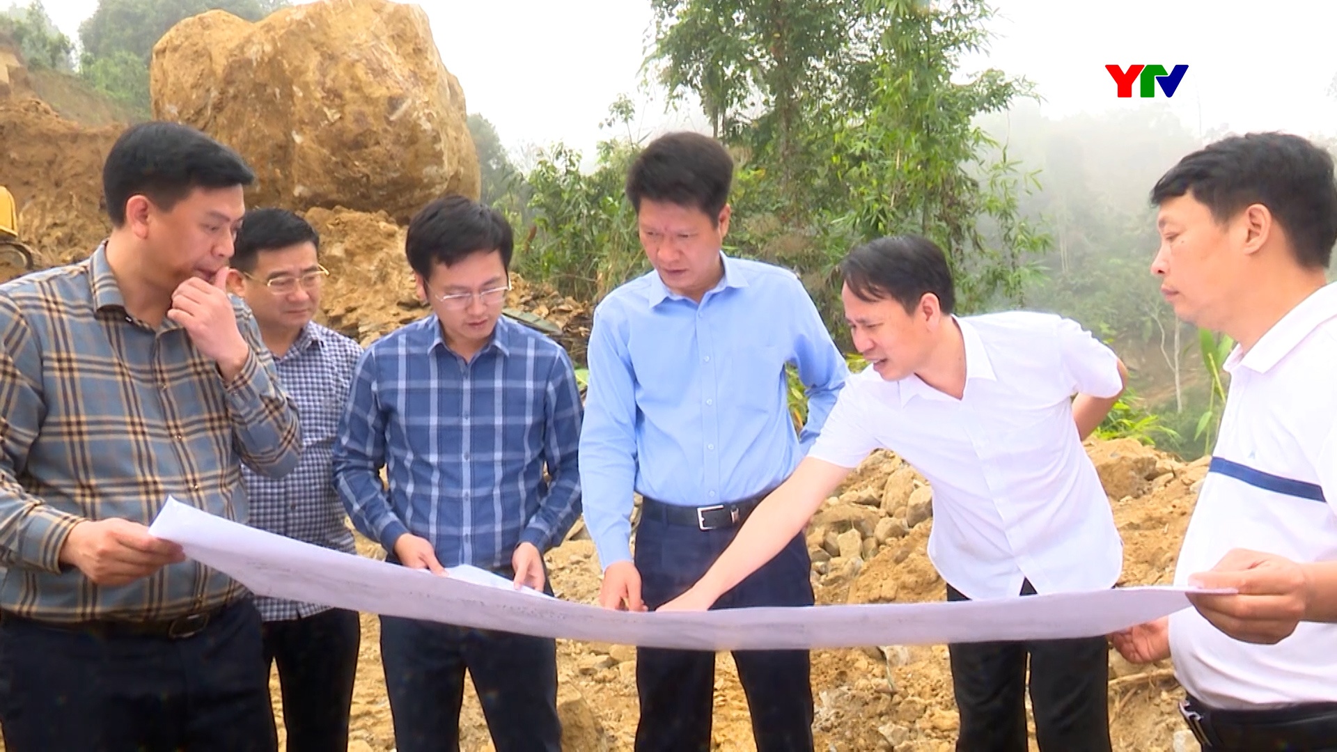 Đồng chí Phó Chủ tịch Thường trực UBND tỉnh Nguyễn Thế Phước kiểm tra tiến độ triển khai các dự án giao thông nối với đường cao tốc Nội Bài - Lào Cai
