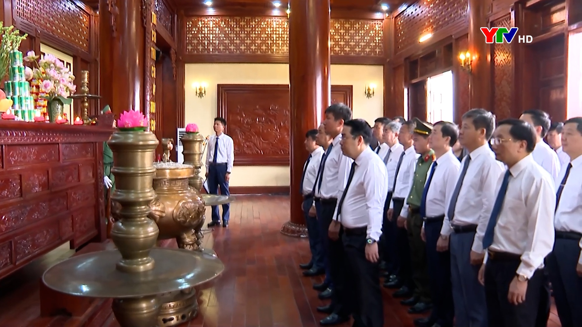 Lãnh đạo tỉnh Yên Bái dâng hương tưởng niệm Chủ tịch Hồ Chí Minh và viếng các anh hùng liệt sĩ