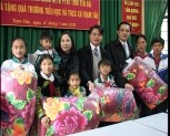 Ngân hàng nông nghiệp và phát triển nông thôn tặng quà học sinh xã Trạm Tấu huyện Trạm Tấu