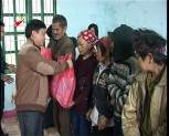 Công ty cổ phần cao su Yên Bái tặng quà cho các hộ nghèo huyện Văn Chấn và Văn Yên