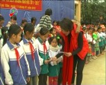 Ca sỹ Thái Thùy Linh tặng quà cho học sinh nghèo huyện Lục Yên