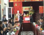 Đ/c Ngô Thị Chinh-phó CT UBND tỉnh tặng quà và chúc tết 1 số đơn vị