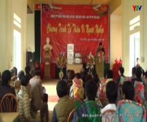 Hoạt động tặng quà cho các hộ nghèo, hộ chính sách của huyện Mù Cang Chải và Trạm Tấu