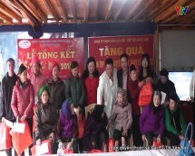 Lãnh đạo huyện Lục Yên tặng quà cho các gia đình chính sách và hộ nghèo