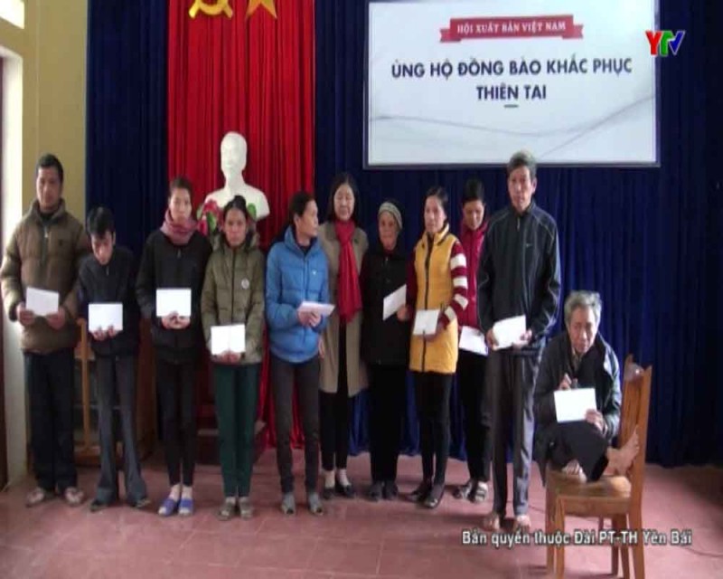 Đoàn công tác của Hội Xuất bản Việt Nam tặng quà tại huyện Văn Yên
