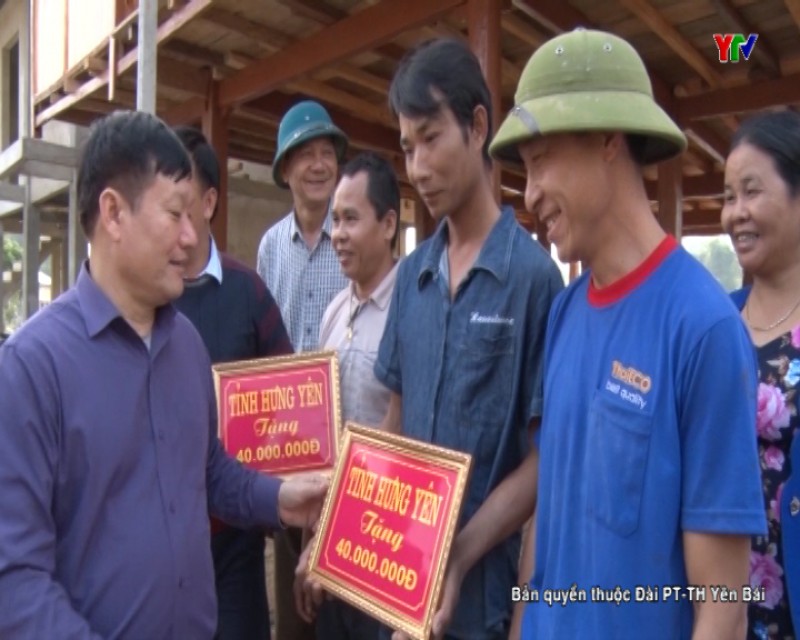Đoàn công tác của tỉnh Hưng Yên thăm, tặng quà cho nhân dân vùng lũ huyện Văn Chấn