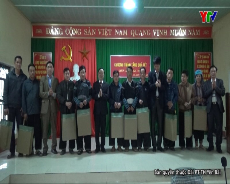 Đ/c Hoàng Xuân Nguyên - Trưởng Ban dân vận Tỉnh ủy tặng quà tại huyện Trấn Yên