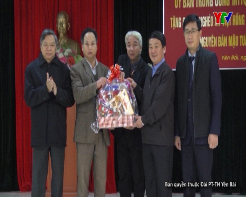 Đ/c Hầu A Lềnh - Phó Chủ tịch, Tổng Thư ký Ủy ban MTTQ Việt Nam tặng quà tại xã Việt Hồng, huyện Trấn Yên