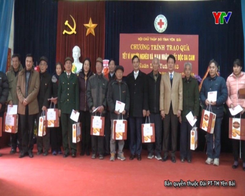 Đ/c Dương Văn Tiến - PCT UBND tỉnh tặng quà hộ nghèo và nạn nhân da cam tại TP Yên Bái