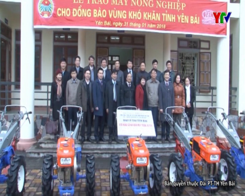 Trung ương Hội Nông dân Việt Nam trao tặng 10 máy nông nghiệp cho hội viên nông dân tỉnh Yên Bái