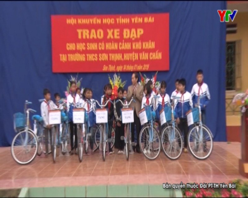 Hội Khuyến học tỉnh trao tặng 15 xe đạp cho học sinh nghèo vượt khó tại xã Sơn Thịnh, huyện Văn Chấn