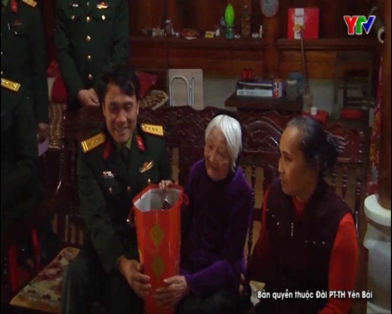 Bộ Tư lệnh Quân khu 2 thăm và chúc Tết các Mẹ Việt Nam anh hùng tại Yên Bái