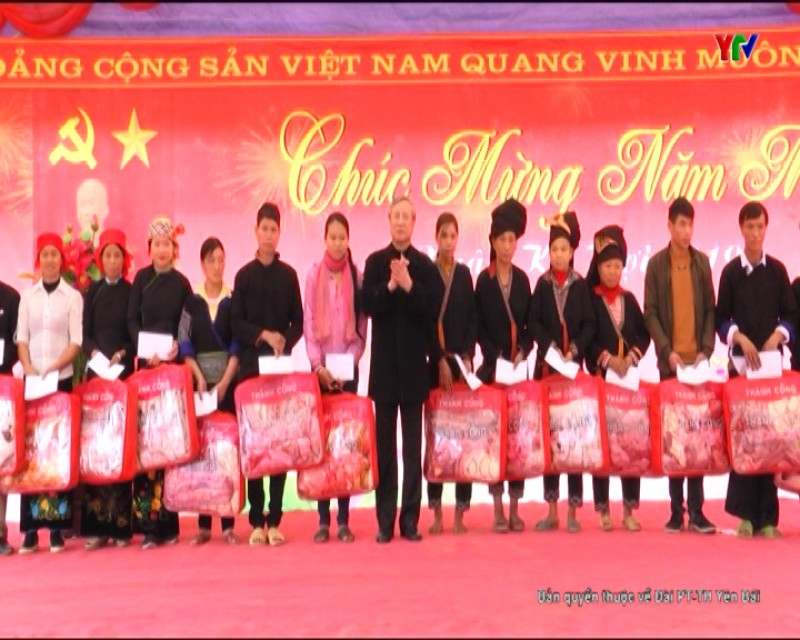 Đ/c Thường trực Ban Bí thư Trần Quốc Vượng tặng quà Tết cho các hộ nghèo huyện Văn Yên