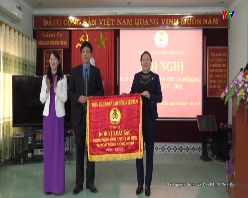 Công đoàn viên chức tỉnh nhận Cờ thi đua xuất sắc của Tổng LĐLĐ Việt Nam