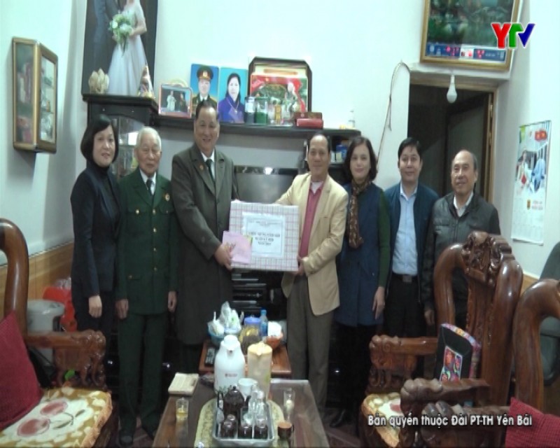 Đồng chí Phó Chủ tịch HĐND tỉnh Triệu Tiến Thịnh thăm hỏi, tặng quà Tết tại thành phố Yên Bái