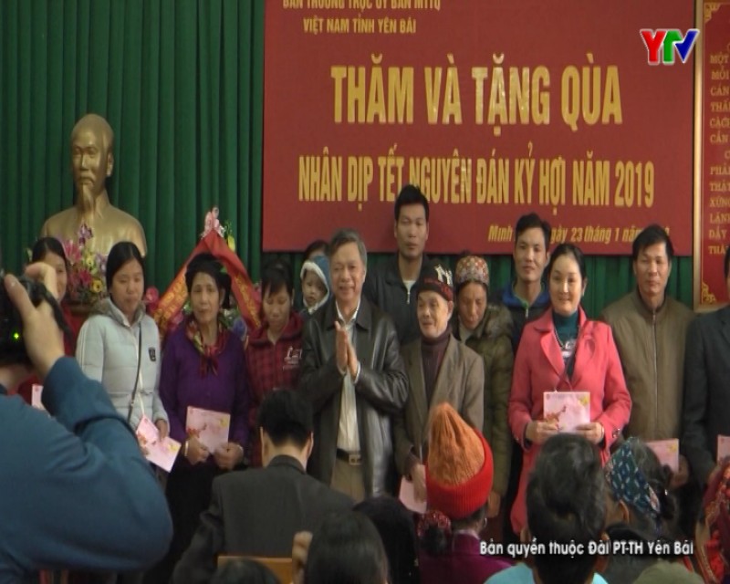 Đồng chí Chủ tịch UB MTTQ tỉnh Nông Văn Lịnh tặng quà Tết tại huyện Lục Yên