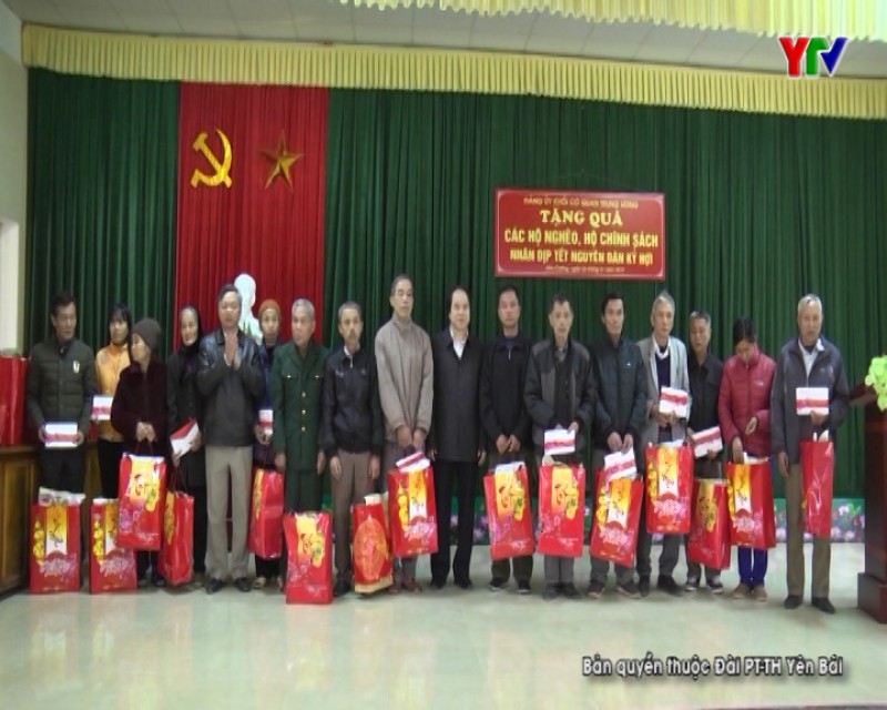 Đảng ủy Khối cơ quan Trung ương tặng quà Tết tại xã Hòa Cuông, huyện Trấn Yên