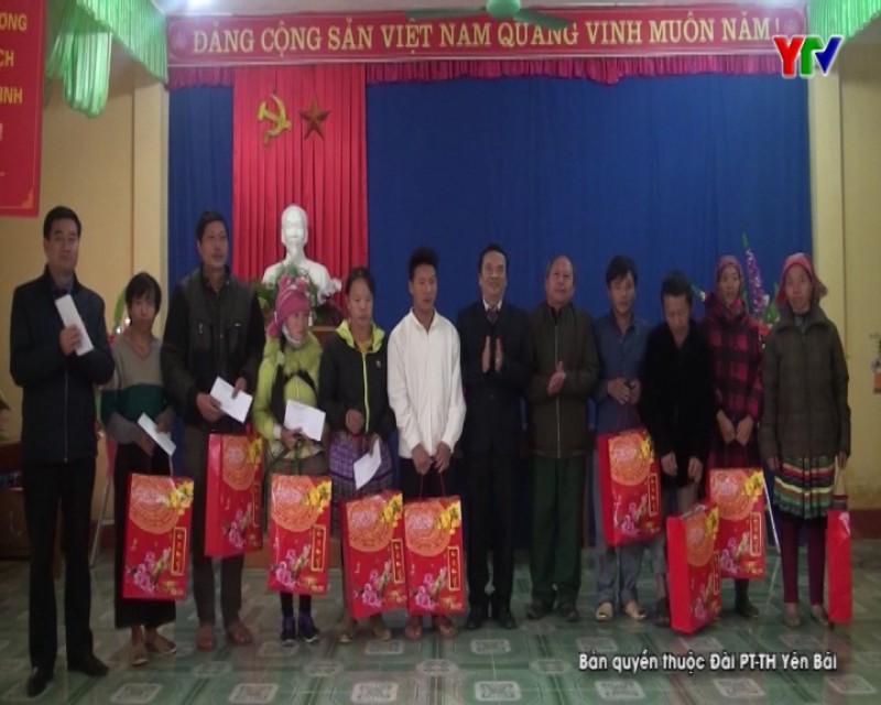 Đồng chí Trưởng Ban Dân vận Tỉnh ủy Hoàng Xuân Nguyên tặng quà Tết tại huyện Văn Yên