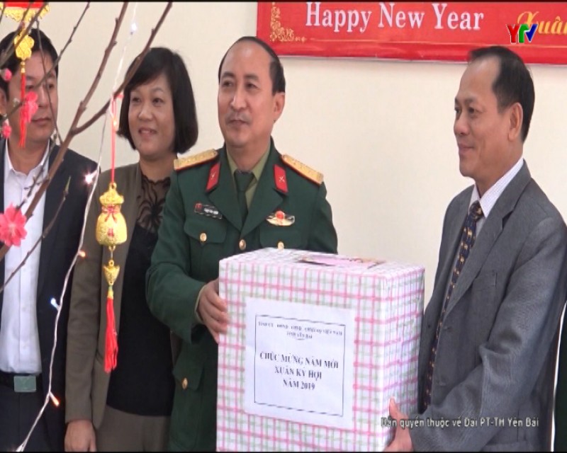 Đồng chí Phó Chủ tịch HĐND tỉnh Triệu Tiến Thịnh chúc Tết Ban Chỉ huy Quân sự thành phố Yên Bái