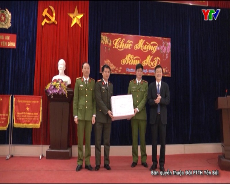 Các đồng chí lãnh đạo tỉnh chúc Tết tại huyện Yên Bình