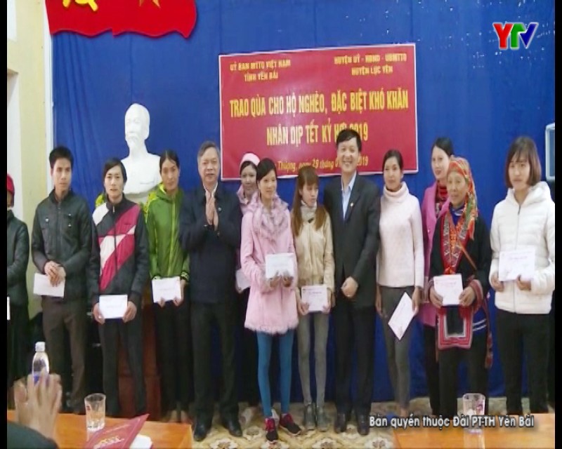 Đồng chí Chủ tịch UB MTTQ tỉnh tặng quà Tết tại xã Lâm Thượng, huyện Lục Yên
