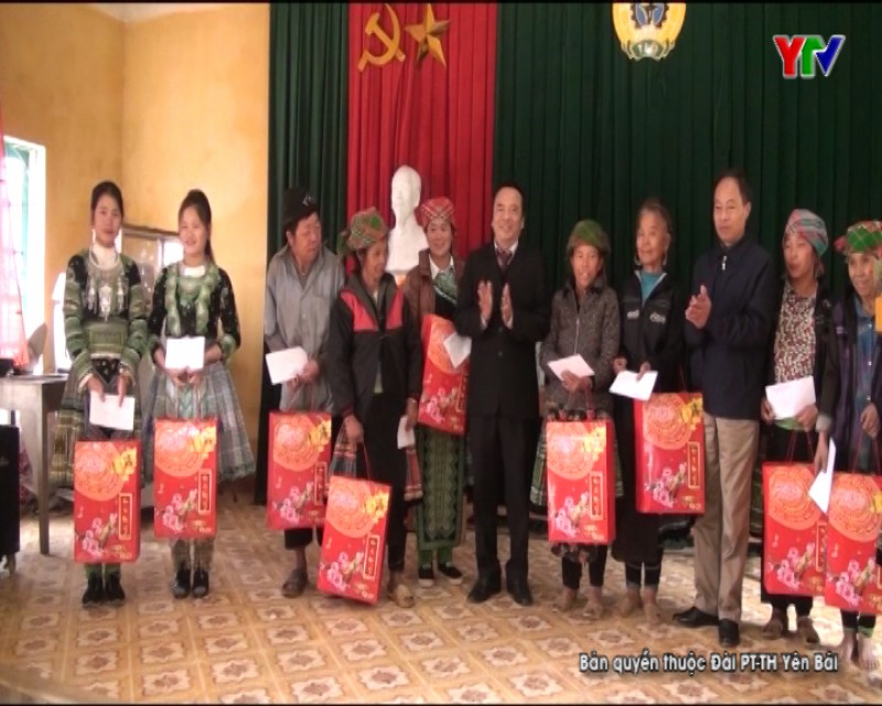 Đồng chí Trưởng Ban Dân vận Tỉnh ủy tặng quà Tết tại huyện Văn Chấn