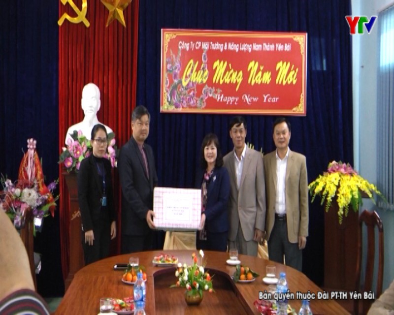 Đồng chí Phó Chủ tịch HĐND tỉnh Hoàng Thị Thanh Bình chúc Tết một số cơ quan đơn vị tại thành phố Yên Bái