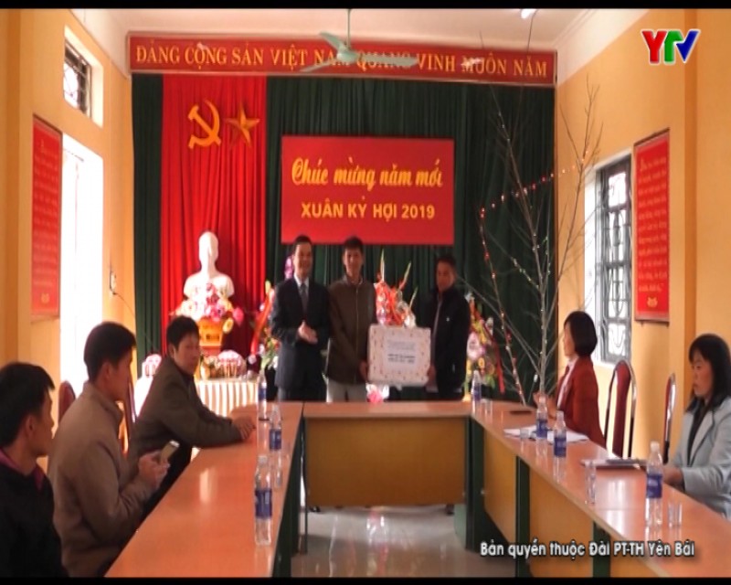 Đồng chí Phó Chủ tịch UBND tỉnh Dương Văn Tiến chúc Tết tại xã La Pán Tẩn, huyện Mù Cang Chải