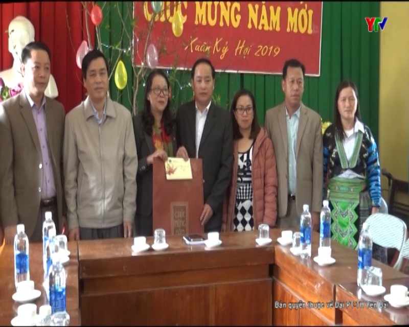 Thứ trưởng, Phó Chủ nhiệm Ủy ban Dân tộc Hoàng Thị Hạnh thăm và tặng quà Tết tại huyện Văn Chấn