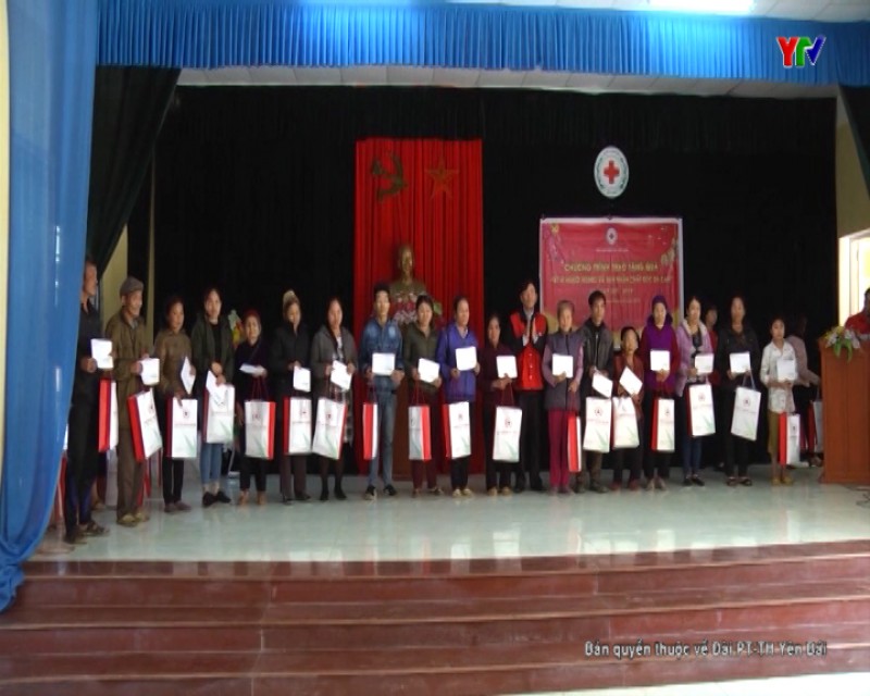 Trung ương Hội Chữ thập đỏ Việt Nam tặng quà Tết tại xã Việt Hồng, huyện Trấn Yên