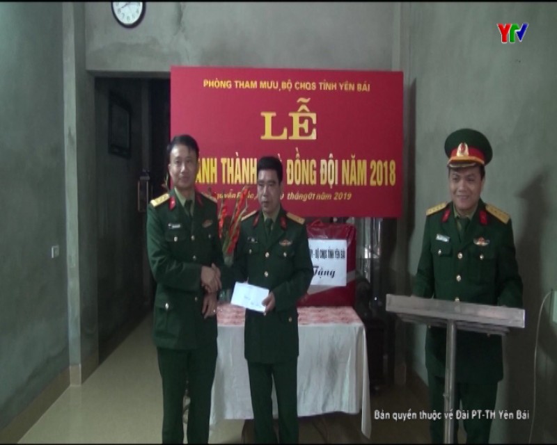 Bàn giao "Nhà đồng đội" cho Đại úy Vũ Lê Huy