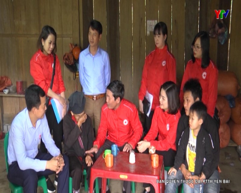 Hội Chữ thập đỏ Việt Nam tặng quà gia đình chính sách, hộ nghèo tại xã Xuân Tầm, huyện Văn Yên