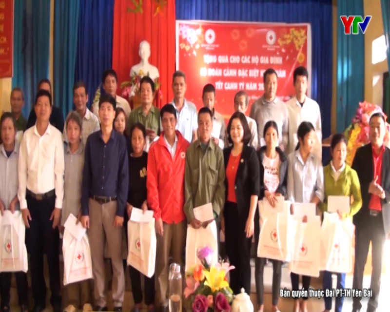 Hội Chữ thập đỏ tỉnh Lào Cai tặng quà Tết tại xã Thượng Bằng La, huyện Văn Chấn