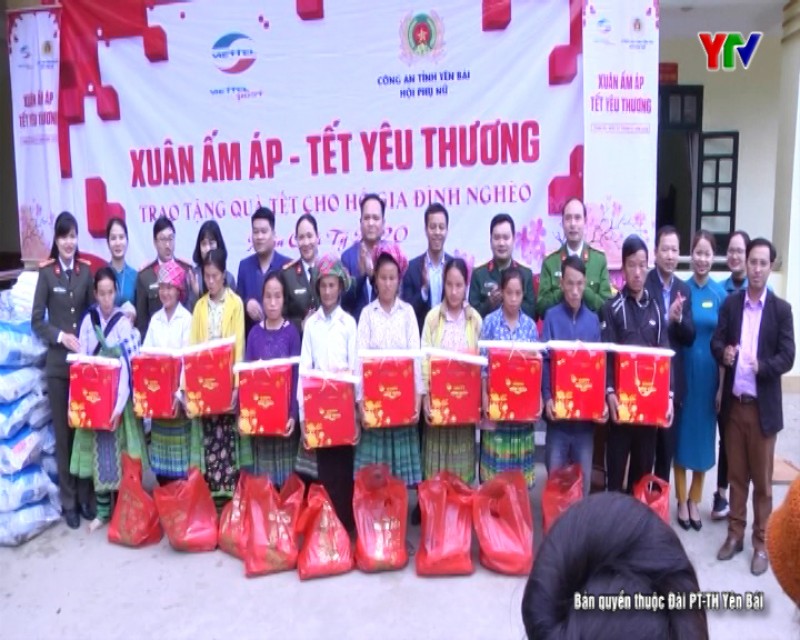 Chi nhánh Bưu chính Viettel Yên Bái và Hội Phụ nữ Công an tỉnh tặng quà Tết tại huyện Trạm Tấu