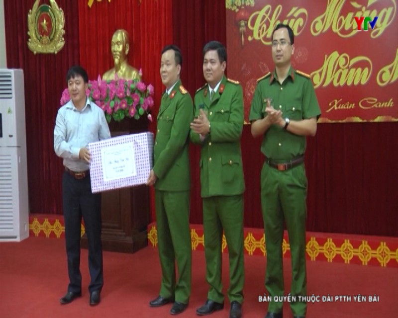 Chủ tịch Ủy ban Mặt trận Tổ quốc tỉnh Giàng A Tông thăm và tặng quà Tết tại thị xã Nghĩa Lộ