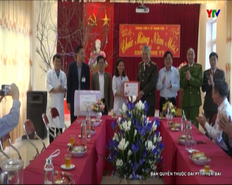 Thiếu tướng Đặng Trần Chiêu - Giám đốc Công an tỉnh tặng quà Tết tại huyện Trạm Tấu