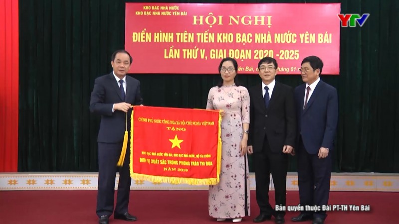Kho bạc Nhà nước Yên Bái đón nhận Cờ thi đua của Thủ tướng Chính phủ