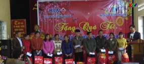 Chi nhánh Ngân hàng BIDV Yên Bái trao 50 suất quà cho các hộ nghèo xã Tân Nguyên, huyện Yên Bình