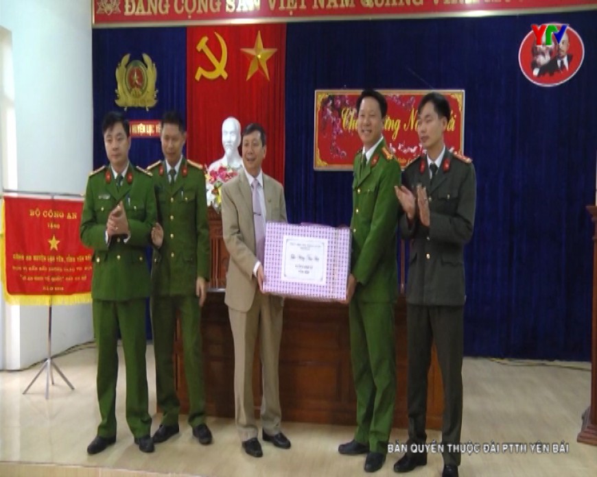Đồng chí Trưởng Ban Nội chính Tỉnh ủy Nguyễn Văn Lịch tặng quà Tết tại huyện Lục Yên