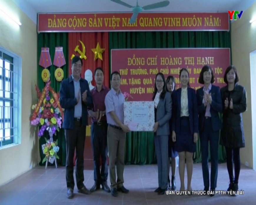 Thứ trưởng, Phó chủ nhiệm Ủy ban Dân tộc Chính phủ Hoàng Thị Hạnh tặng quà Tết tại huyện Mù Cang Chải