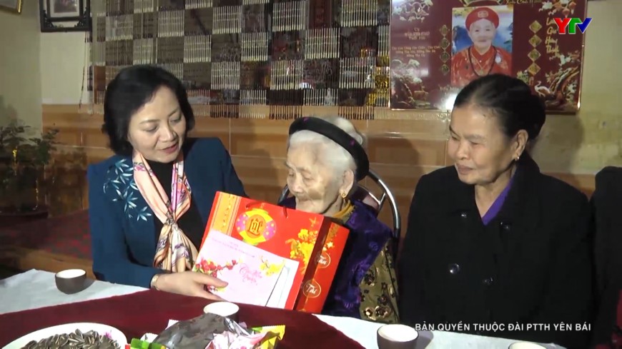 Đồng chí Bí thư Tỉnh ủy Phạm Thị Thanh Trà thăm, tặng quà Tết hộ nghèo, gia đình chính sách tại huyện Yên Bình