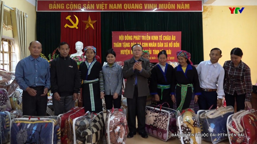 Đồng chí Phó Chủ tịch Hội đồng Dân tộc của Quốc hội Giàng A Chu tặng quà Tết tại huyện Mù Cang Chải